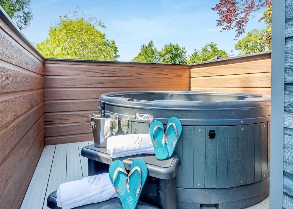 V28 - The Lookout With Hot Tub Bangor (Gwynedd) Exterior foto