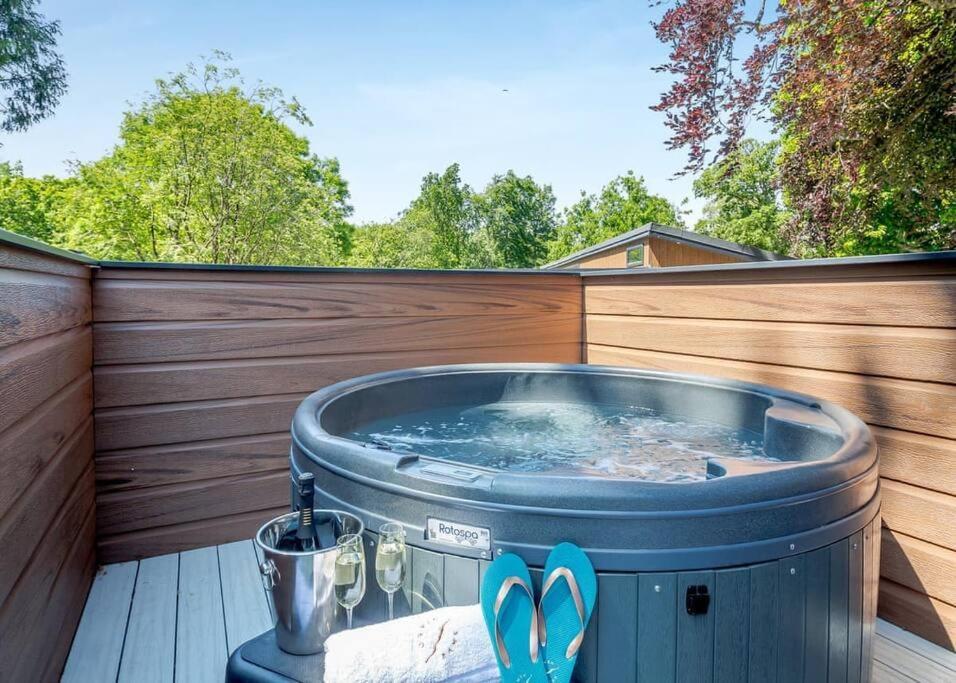 V28 - The Lookout With Hot Tub Bangor (Gwynedd) Exterior foto